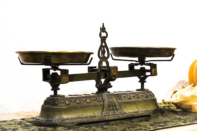 Balance de Roberval avec ses 2 plateaux en équilibre