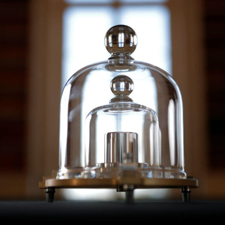 Le kilogramme étalon sous cloche
