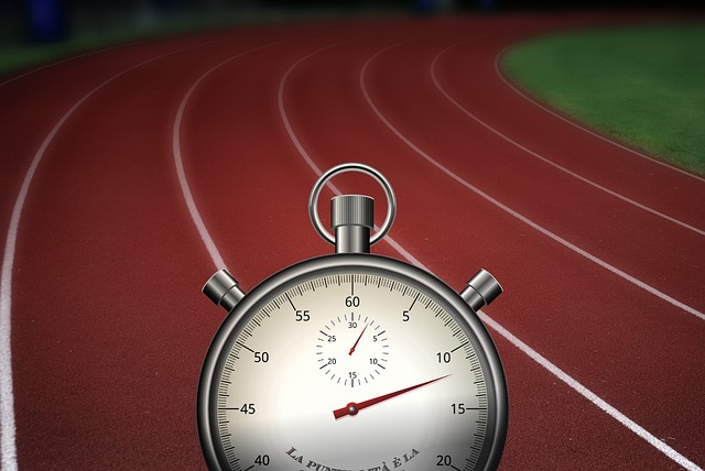 Chronomètre sur une piste d'athlétisme