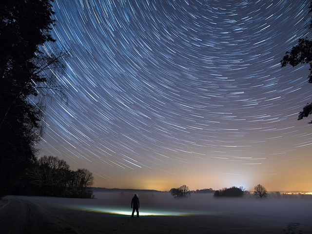 Ciel avec trainées d'étoiles