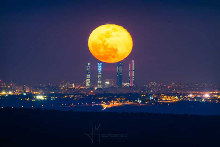 Lever de lune rouge prise depuis le sol terrestre