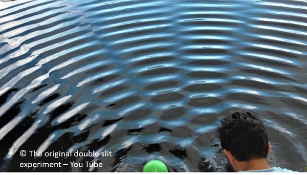 Figue d'interférence de vagues sur un plan d'eau